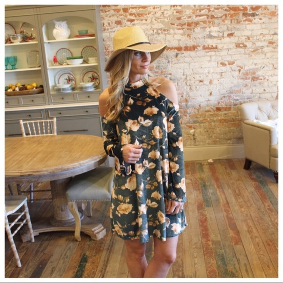 2 a T Boutique Dresses & Skirts - ❤️LAST ONEFloral Velvet Cold Shoulder Halter Dress